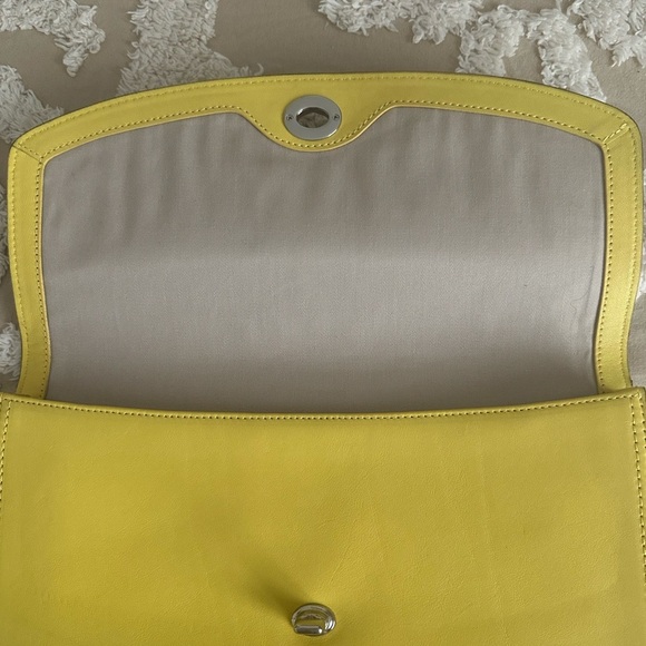Vintage Coach Slim Envelope Clutch – Chartreuse Leather with Turn-Lock Closure - Picture 9 of 11